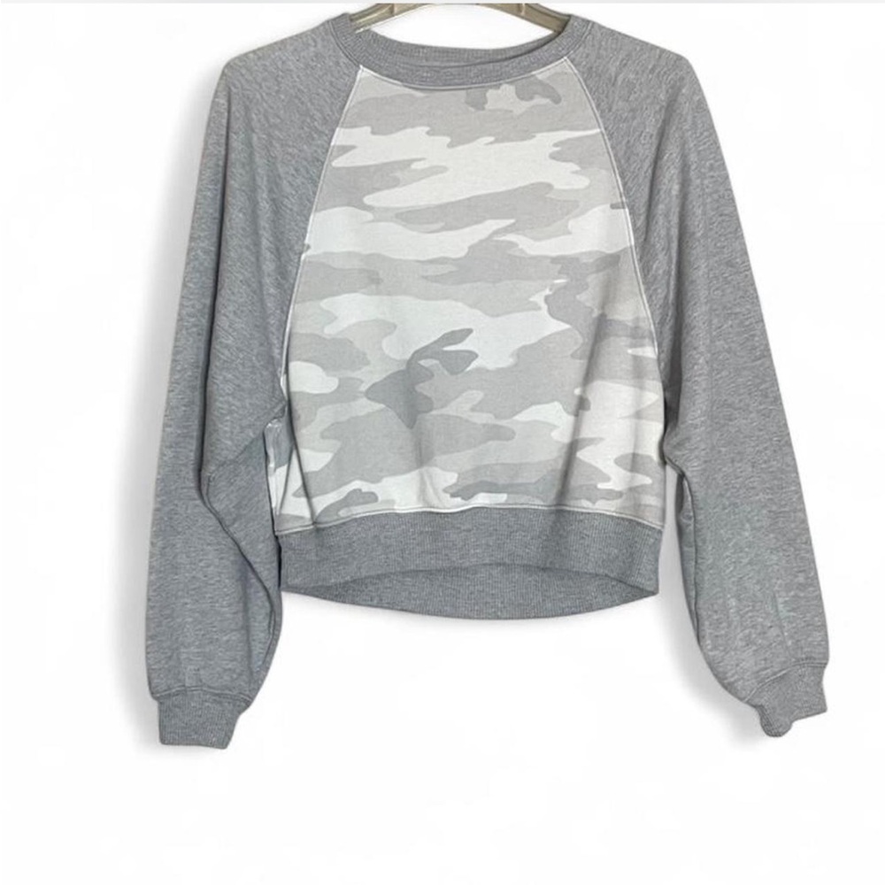 American Eagle Gray and White Camo Cropped Crewneck Sweatshirt